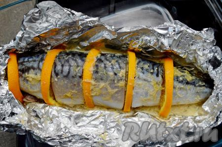 По прошествии времени достать рыбку из духовки, развернуть фольгу.