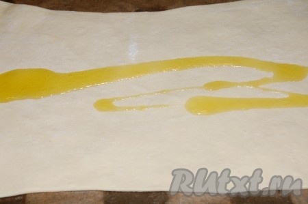 Смазать оливковым маслом.