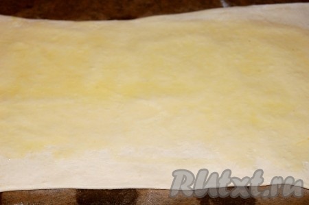 Смазать оливковым маслом.