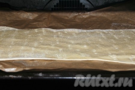 Отправить сахарные полоски в заранее нагретую до 180 градусов духовку на 10 минут (до подрумянивания).