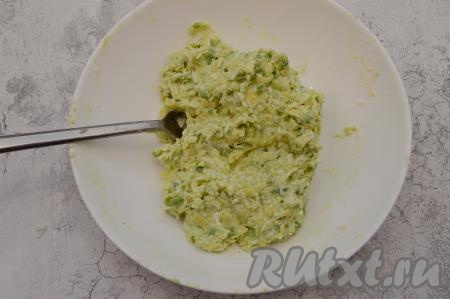 Посолить смесь авокадо, яиц и творожного сыра по вкусу и перемешать массу вилкой до однородности.