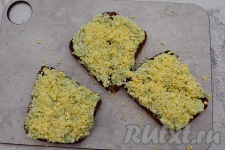 Затем сверху присыпать желтком.