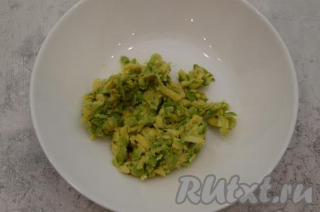 Если авокадо очень мягкий, размять его вилкой в глубокой тарелке (если мякоть твердовата, тогда авокадо можно натереть на крупной тёрке).