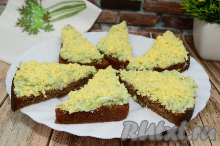 Очень вкусные, сытные, аппетитные бутерброды, приготовленные с авокадо, творожным сыром и яйцом, переложить на тарелку и подать к столу.