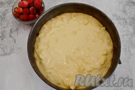 Дно разъёмной формы для выпечки (у меня форма диаметром 23 сантиметра) застелить пекарской бумагой и вылить в неё тесто, разровнять.