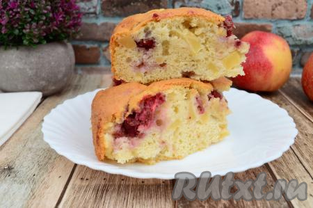 А затем вкуснейшую, пышную шарлотку с яблоками и клубникой подать к чаю или кофе. А вот какой аппетитный разрез у этой нежной выпечки.