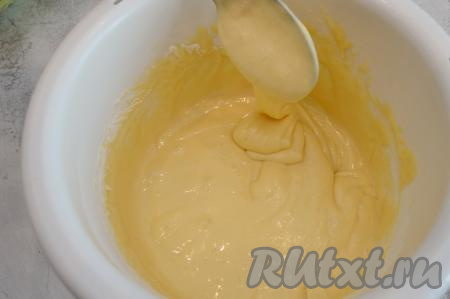 Затем во взбитую яично-сахарную смесь всыпать разрыхлитель, частями добавить муку, вмешивая её лопаткой (или столовой ложкой) аккуратными, но уверенными движениями снизу-вверх. Бисквитное тесто должно получиться воздушным, напоминающим по консистенции в меру густую сметану, с ложки оно должно стекать лентой. Мука бывает разной, поэтому, всыпать её в тесто нужно частями, ориентируясь на консистенцию замешиваемого теста.