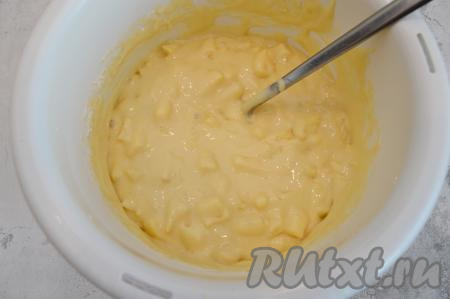 Ложкой вмешать яблоки в тесто.