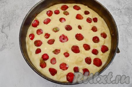 Выложить ягоды клубники в тесто, немного вдавив их. 