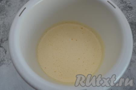 Взбить яйца с сахаром миксером до побеления и увеличения массы в объёме (я обычно взбиваю 5 минут).