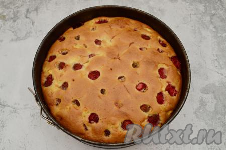 Шарлотку с клубникой и яблоками выпекать в разогретой духовке 45-60 минут при температуре 180 градусов (продолжительность выпечки зависит от свойств духовки). Готовый пирог покроется румяной корочкой, но лучше готовность проверить деревянной сухой палочкой (она должна выходить сухой из полностью готового пирога).