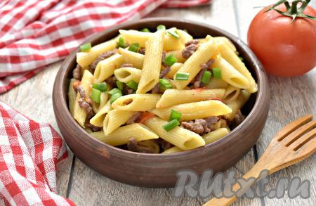 Макароны с фаршем и помидорами получаются сочными, сытными и вкусными, раскладываем со сковороды по тарелкам и подаём сразу к столу.