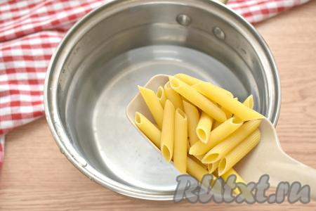 В кастрюлю наливаем 2 литра воды, солим её по вкусу и ставим на сильный огонь, после закипания кладём макароны, перемешиваем их, даём закипеть и, уменьшив огонь, варим до готовности (продолжительность варки смотрите на упаковке макаронных изделий, которые вы готовите, я варила макароны 10 минут). Чтобы макароны не прилипли ко дну кастрюли, периодически их перемешиваем. Затем откидываем макароны на дуршлаг и оставляем их на несколько минут, чтобы стекла вода.