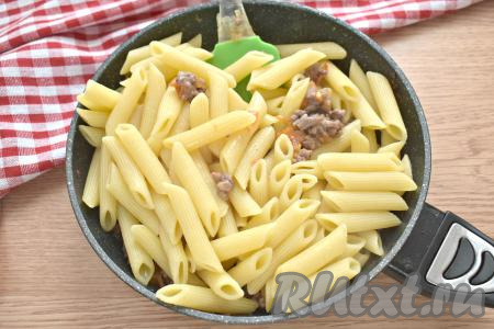 К готовому мясному фаршу выкладываем отваренные макароны, перемешиваем, прогреваем на небольшом огне под крышкой минуты 2-3. За это время пару раз блюдо надо перемешать.