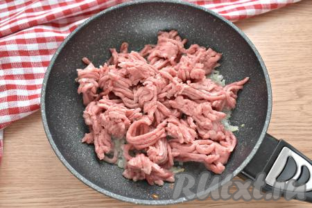 К мягкому луку добавляем мясной фарш.