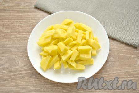 Удаляем из болгарского перца семена и плодоножку. Моем перец и помидор. Очищаем морковку, картошку и лук. Нарезаем картофель на брусочки среднего размера, выкладываем в закипевший бульон, даём закипеть, сразу уменьшаем огонь и варим минут 5.