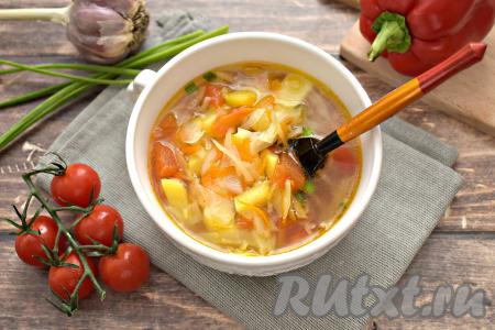 Щи из свежей капусты с курицей и помидорами