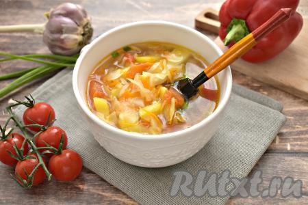 Вкусным, ароматным, сытным щам, сваренным из свежей капусты с курицей и помидорами, даём настояться минут 10, а после этого можно разливать по тарелкам и подавать к столу.