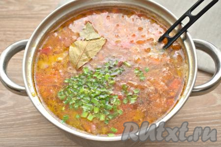 Спустя это время перчим щи, кладём мелко нарезанную зелень и лавровый лист, даём закипеть. Кастрюлю накрываем крышкой и убираем с огня.