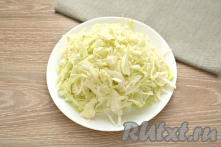 Капусту нарезаем на достаточно тонкие полоски. После того как картофель с момента закипания проварится минут 5, добавляем в кастрюлю капусту, даём закипеть и варим на небольшом огне 15-20 минут (овощи должны стать достаточно мягкими).