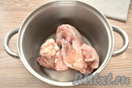 В кастрюлю кладём вымытые кусочки курицы (я использовала часть со спинкой), вливаем 2-2,5 литра воды и ставим на огонь. После закипания убираем пену, образовавшуюся на поверхности, и варим куриное мясо до готовности (мне потребовалось 40 минут) на небольшом огне. Затем достаём кусочки курицы из бульона, даём мясу остыть и отделяем его от костей. Бульон, если нужно, процеживаем, солим и сразу ставим на огонь, даём закипеть.