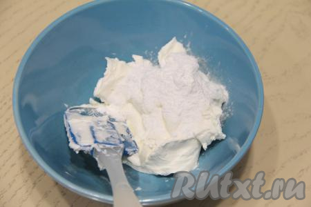 Соединить творожный сыр и сахарную пудру, перемешать.