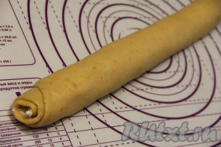 Свернуть тесто в плотный рулет, начиная с широкой стороны.