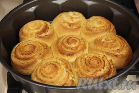 Выпекать тыквенные синнабоны в разогретой духовке минут 25 (до золотистого цвета) при температуре 180 градусов.&nbsp;