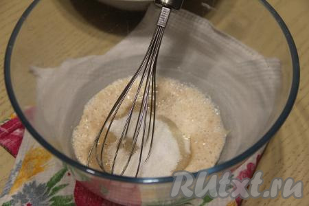 В глубокой миске соединить запенившуюся молочно-дрожжевую смесь и сахар, перемешать венчиком.