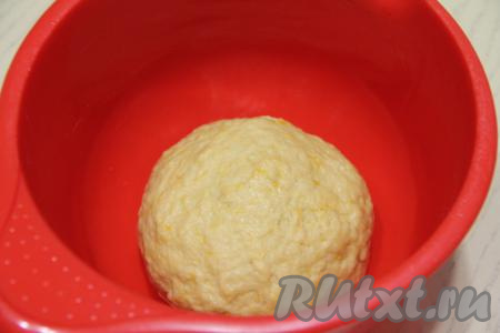 Добавляя муку, учитывайте, что замешиваемое тесто должно получиться мягким и нежным, практически не липнущим к рукам. Оставить тесто в миске, накрыв полотенцем, и убрать на 1 час в тёплое место (до поднятия и увеличения в объёме в несколько раз).