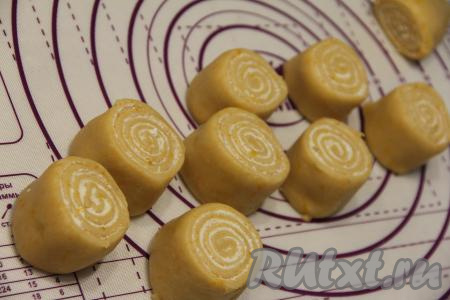 Разрезать рулет (я разрезала ниткой) примерно на 12-13 частей.