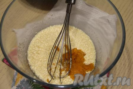 В получившуюся смесь добавить тыквенное пюре, перемешать.
