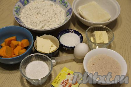 Подготовить продукты. Сливочное масло и для замешивания теста, и для начинки нужно достать заранее, чтобы оно успело согреться до комнатной температуры и стать достаточно мягким. Для замешивания теста молоко, подогретое до 38-40 градусов, нужно влить в небольшую миску, добавить дрожжи, очень хорошо перемешать и оставить минут на 10 (за это время дрожжи начнут работать и поверхность молочно-дрожжевой смеси запенится). Тыкву, очищенную от кожуры и семечек, нарезать на небольшие кубики и запечь в микроволновке в течение 7 минут (до мягкости) при максимальной мощности, затем пробить блендером до однородности и дать тыквенному пюре остыть до комнатной температуры. Для приготовления синнабонов нам понадобится 100 грамм пюре из тыквы.
