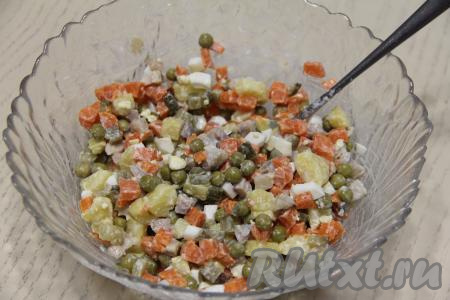 В миску с овощами и яйцами выложить нарезанное филе сельди и консервированный горошек без жидкости, посолить по вкусу и перемешать.