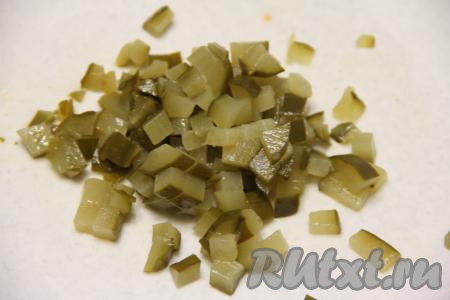 Огурчики тоже нарезать на небольшие кубики.