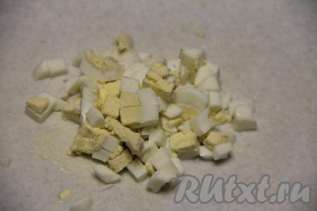 На кубики такого же размера нарезать и яйца.