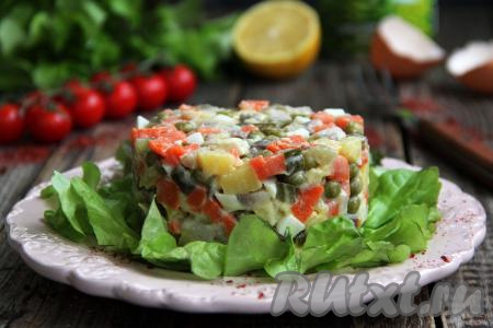 Непосредственно перед подачей  "Оливье", приготовленный с селёдкой,&nbsp;заправить майонезом (или сметаной). Подавать этот вкусный, яркий, аппетитный салат можно порционно, сформировав его с помощью сервировочного кольца, или в глубоком салатнике.