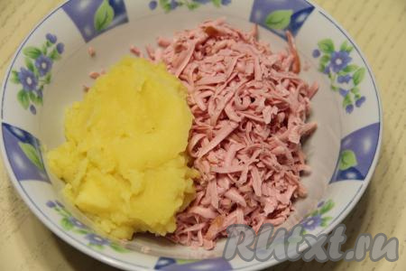 Колбасу натереть на крупной тёрке, добавить к картофельному пюре.