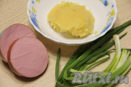 200 грамм отваренного картофеля размять толкушкой в пюре (если необходимо, влить немного воды, в которой варилась картошка, но учитывайте, что пюре не должно быть жидким).