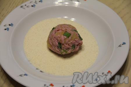 Сформировать котлеты (у меня получилось 6 котлет по 70 грамм). Обвалять котлеты в манке (или муке) со всех сторон.