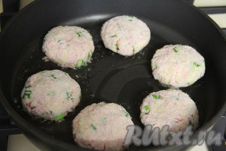 В сковороду влить растительное масло и хорошо его разогреть. Выложить котлеты в сковороду.