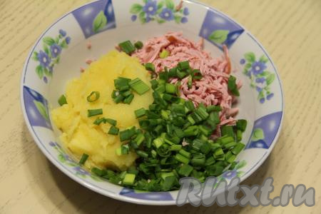 По желанию, к картофельному пюре и натёртой колбасе можно добавить мелко нарезанный зелёный лук (или другую зелень), тщательно перемешать котлетную массу, если нужно, подсолить (я добавила щепотку соли). Масса должна получиться не жидкой.