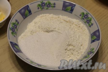 Для приготовления теста-крошки нужно в миске соединить муку, соль, разрыхлитель и сахар.