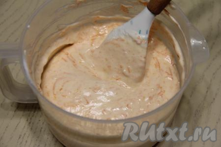 Бисквитно-морковное тесто должно получиться в меру густым и очень воздушным.