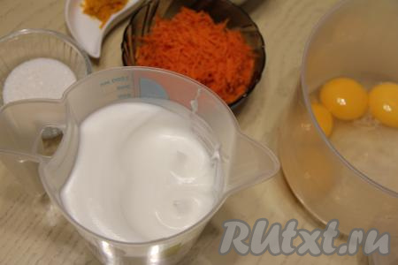 Яйца должны быть холодными (из холодильника), чтобы белки хорошо взбивались. Натереть очищенную морковь на мелкой тёрке, для приготовления рулета потребуется 100 грамм натёртой морковки. Апельсин (или лимон) тщательно вымыть, снять цедру, нам понадобится 1 чайная ложка цедры. Сливочное масло для приготовления крема нужно достать из холодильника заранее, чтобы оно согрелось и стало мягким. Разделить холодные яйца на белки и желтки. Влить белки в ёмкость, в которой их удобно будет взбивать миксером, всыпать к ним 50 грамм сахара и взбить миксером до стойких пиков (обычно на взбивание уходит минут 5-7).