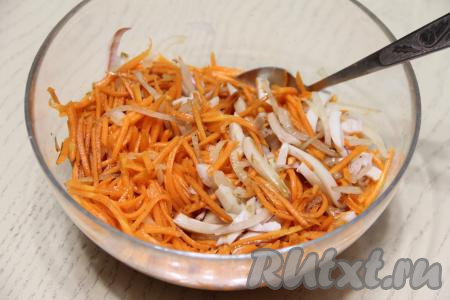 Сюда же влить соевый соус, перемешать, накрыть крышкой и поставить в холодильник минимум на 10 часов (за это время салат можно несколько раз перемешать).