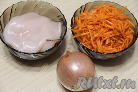 Подготовить продукты для приготовления кальмаров с луком и морковью по-корейски. Тушки кальмара разморозить при комнатной температуре. Если кальмары не очищенные, тогда снять с тушек плёночку и удалить хорду, находящуюся внутри кальмара.