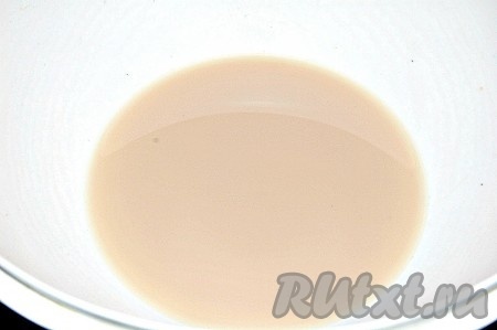 Налить в миску воду, добавить дрожжи, соль, сахар и размешать как следует.