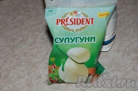 Для начинки хачапури сыр сулугуни натереть на терке и добавить к нему адыгейский сыр. Можно использовать только сулугуни.