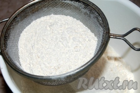 Просеять муку.